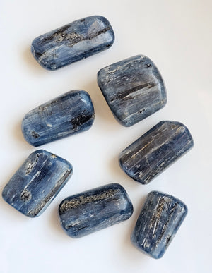 Kyanite (dark blue)