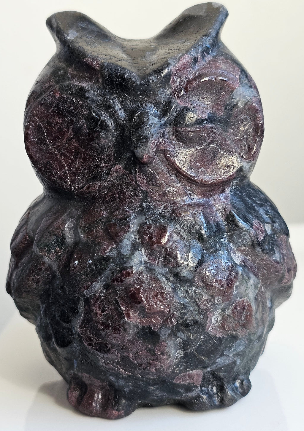 garnet and arvfedsonite owl carving