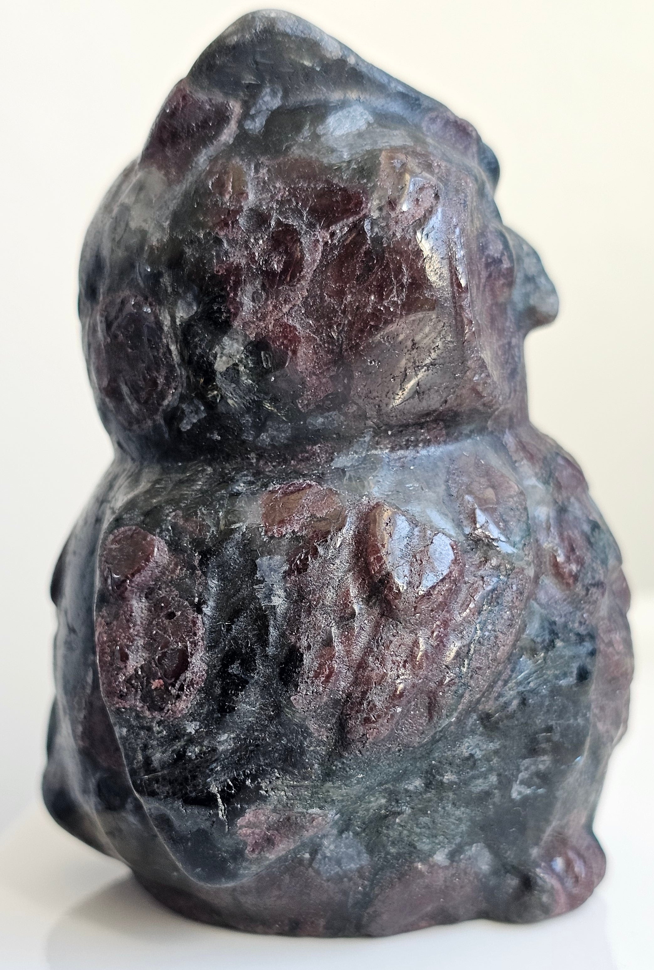 garnet and arvfedsonite owl carving