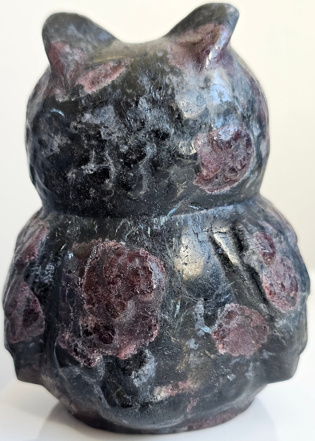 garnet and arvfedsonite owl carving