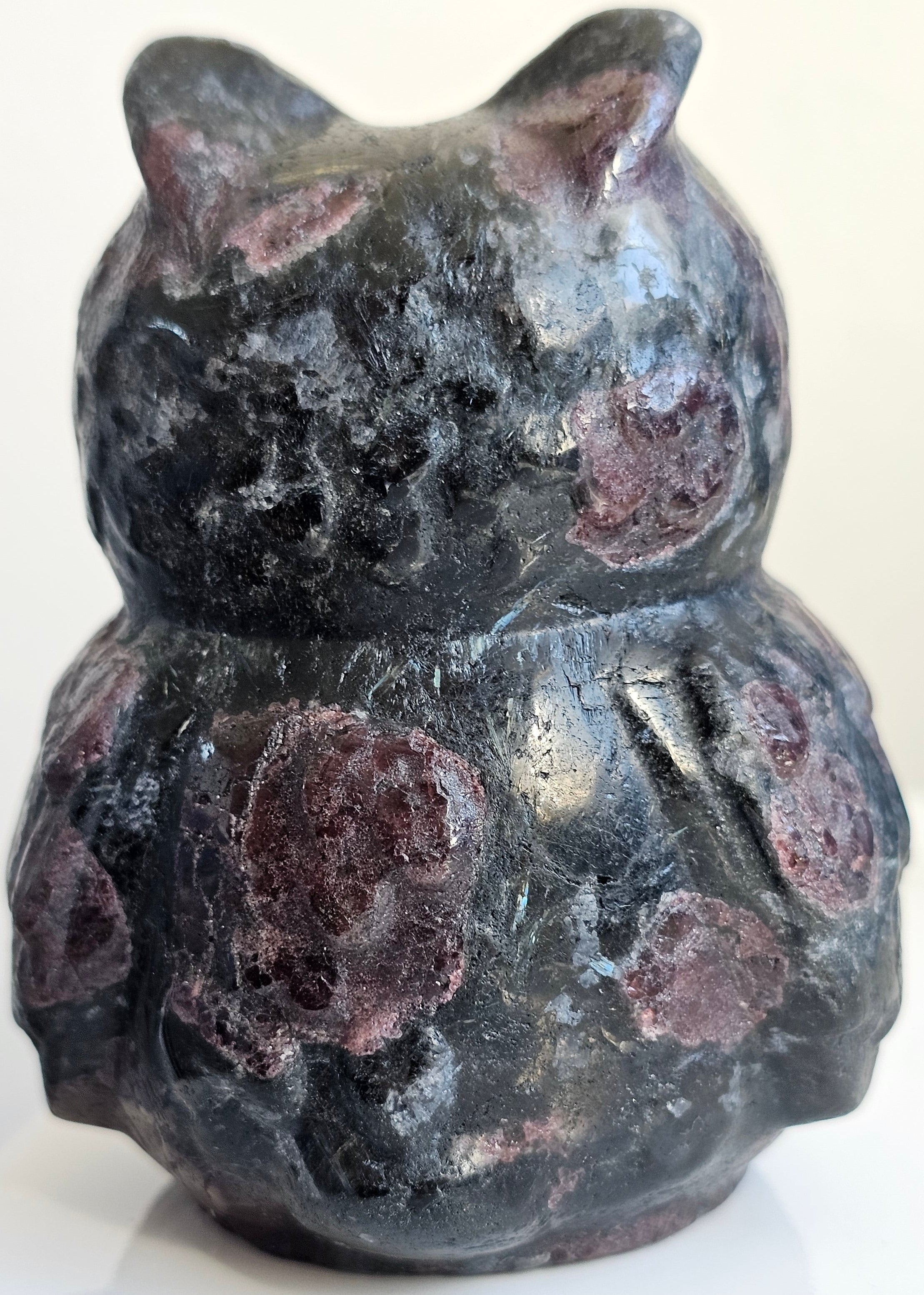 garnet and arvfedsonite owl carving