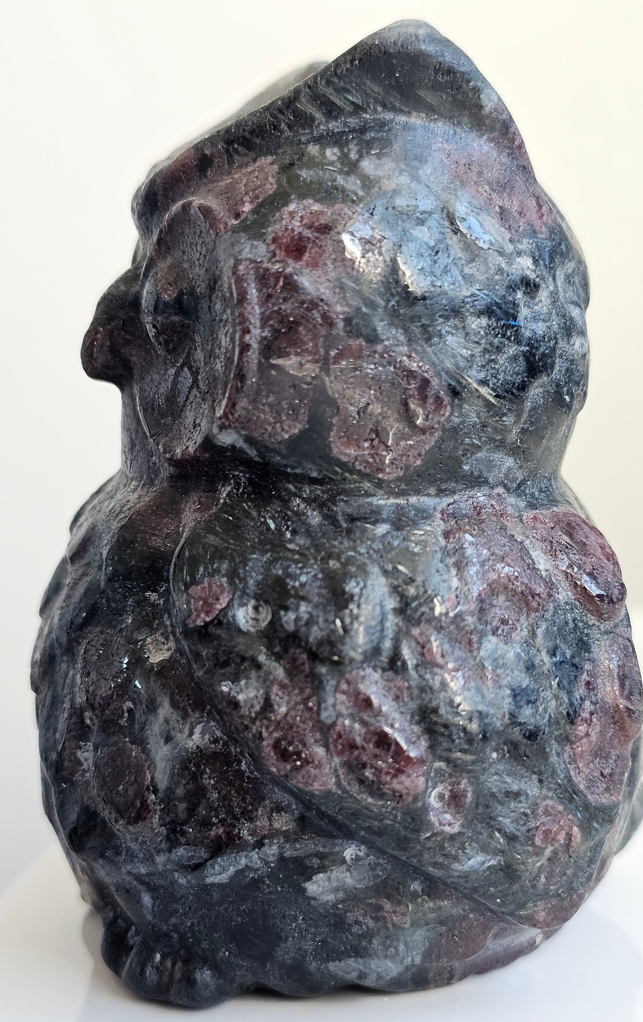 garnet and arvfedsonite owl carving