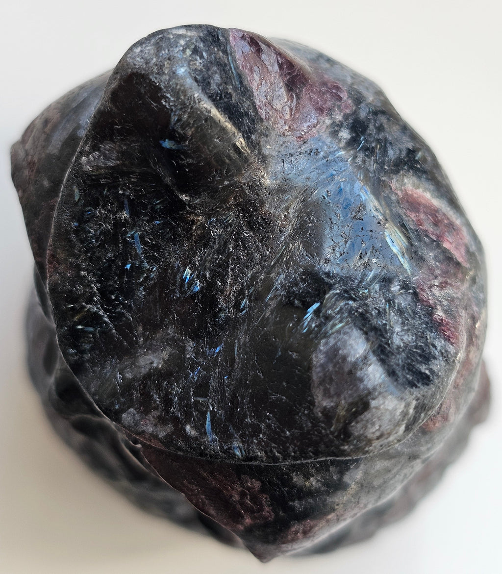 garnet and arvfedsonite owl carving