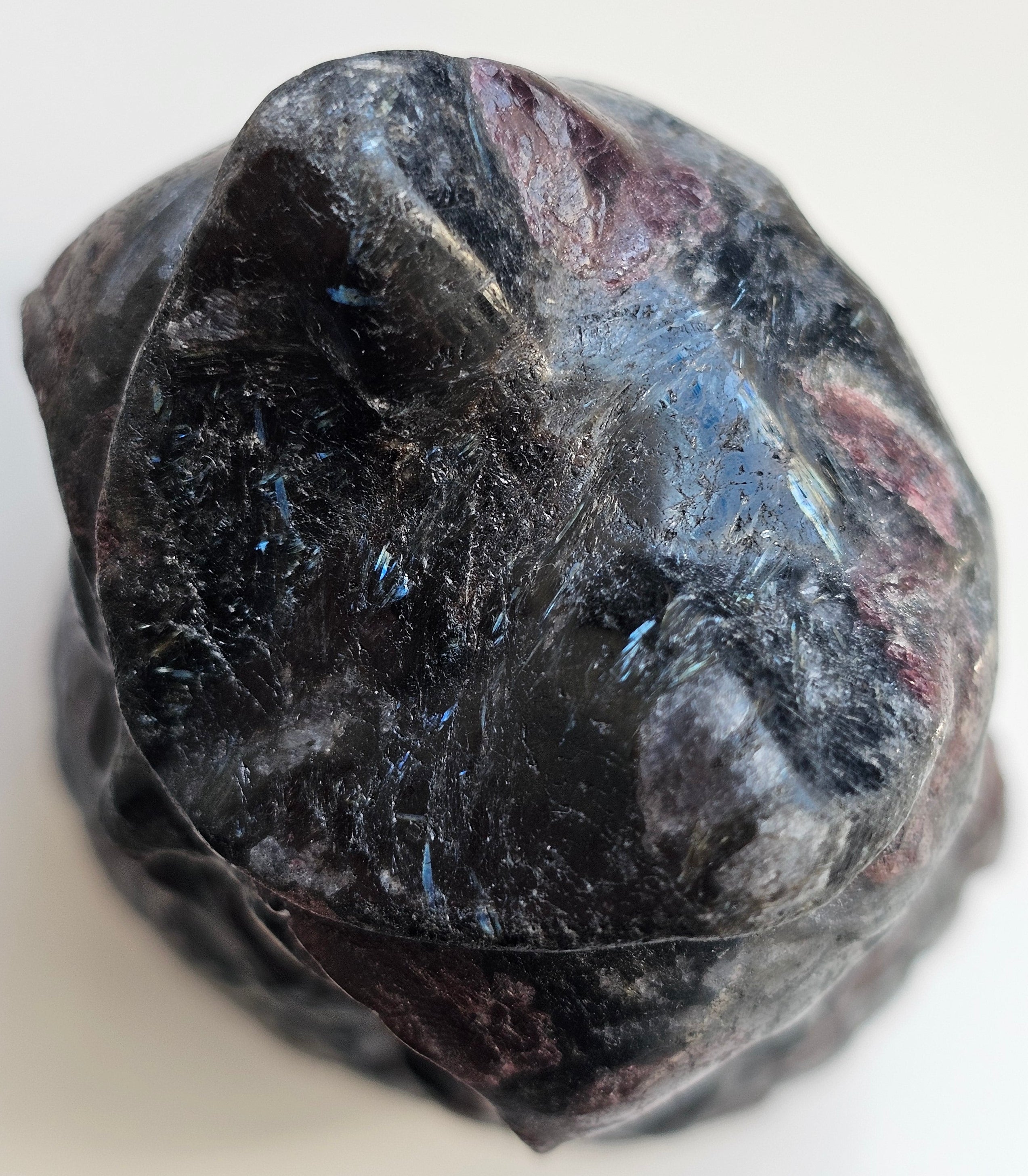 garnet and arvfedsonite owl carving